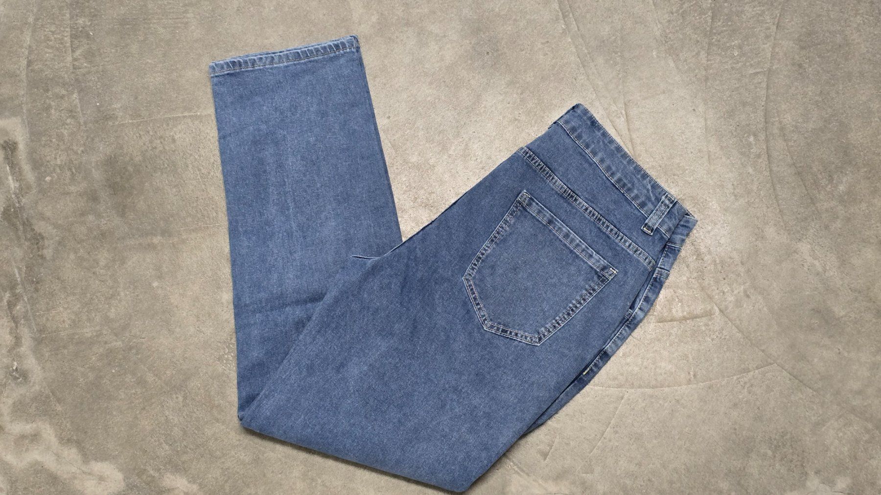 Jeans: Damen Jeans - L - Medium Blue 👖 – Nuovo (secondo la descrizione) da Thalwil venduto da VitaMini