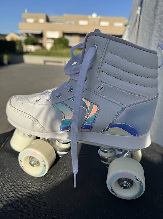 Pattini in linea & Pattini a rotelle: Neue Rollschuhe Größe 37 – Usato da Therwil venduto da niggidaetsch 1