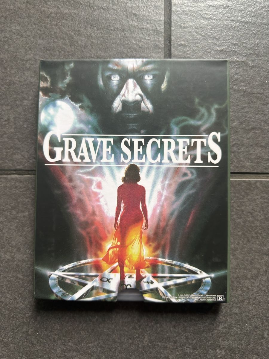 Tutti i DVDs: Grave Secrets Vinegar Syndrome Blu-ray – Nuovo (secondo la descrizione) da Zürich venduto da cENS0R