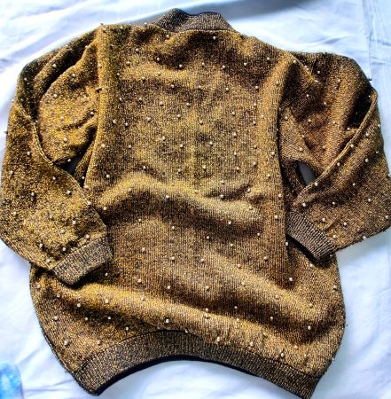 Pullover in Gold; mit Goldfäden/ -Perlen