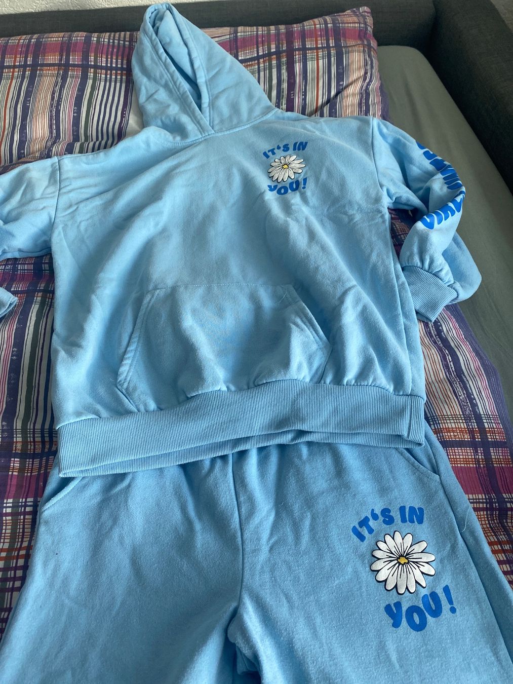 Completi: Hellblauer Jogginganzug mit Blumen, Gr. 170/176 neuwertig! – Usato da Hauenstein venduto da Ginsy 1