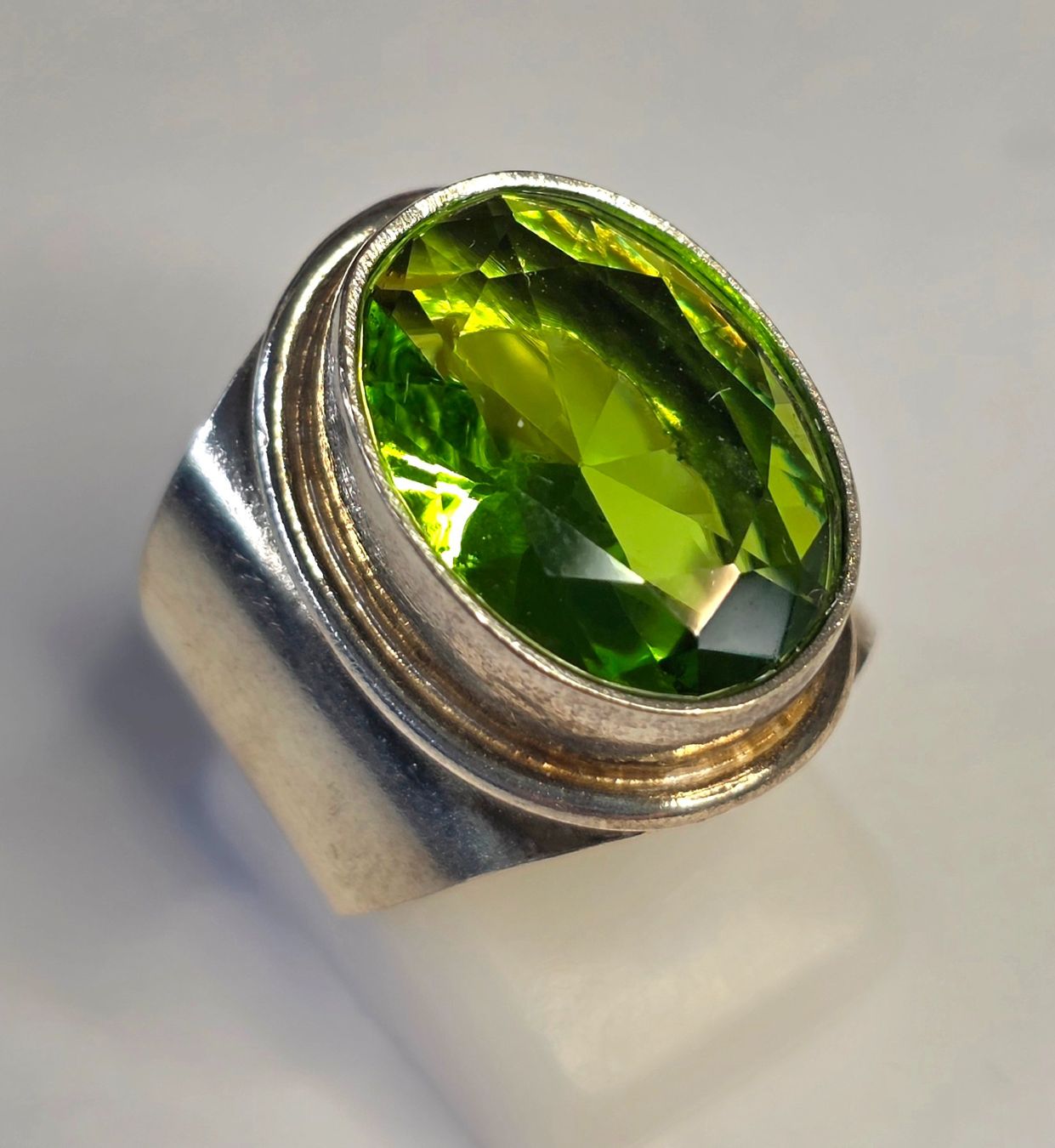 Bagues: Silber Ring mit hellgrünem Stein – Neuf (Voir description) à Zürich par adriben 8
