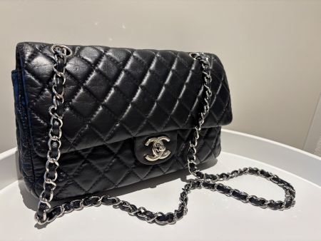 CERTIFICATE! The CHANEL Classic Medium Flap 25cm in Black!