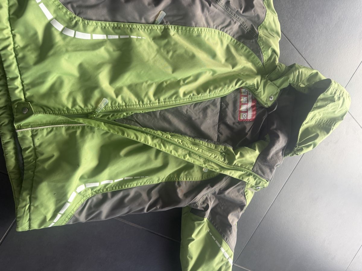 Reima Giacche & Cappotti: Reimajacke Gr. 128. Kleine löcher – Usato da Feldbrunnen venduto da cleo09 9
