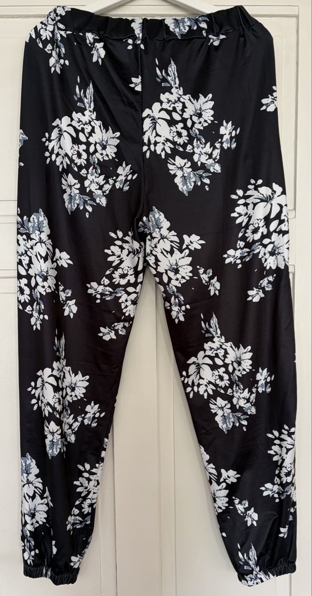 Pantaloni: Schwarze Sommerhose mit Blumenmuster – Nuovo e nell'imballaggio originale da St. Gallen venduto da sas_gd8m 4