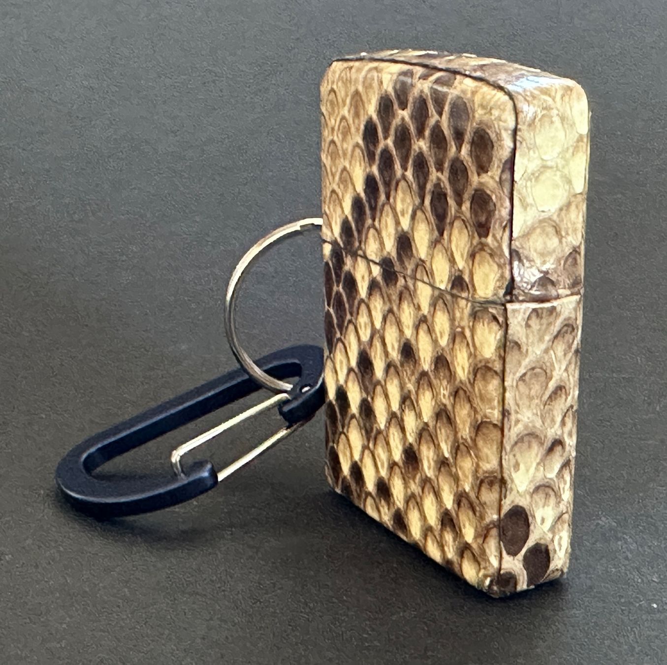 Zippo Accendini: SELTENES LOSS PROOF ZIPPO AUS PYTHON HAUT VON 2007  NEU – Nuovo e nell'imballaggio originale da Untersiggenthal venduto da zippjoe 2