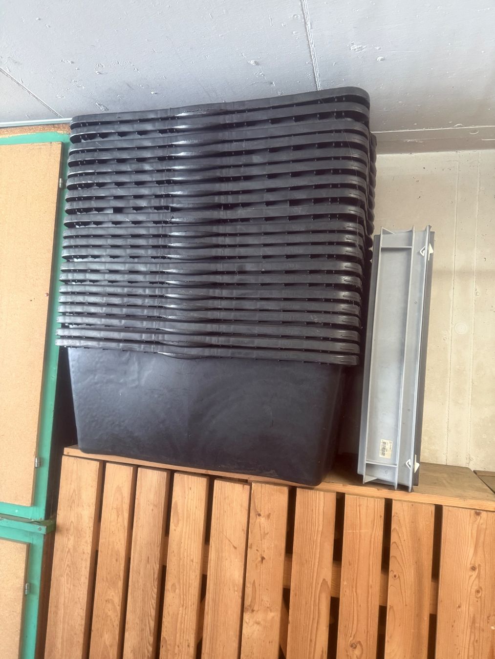Contenitori & Simili: Schwarze Mulde Kunststoff gebraucht ca. 70 Liter – Usato da Zollikerberg venduto da ufo57 4