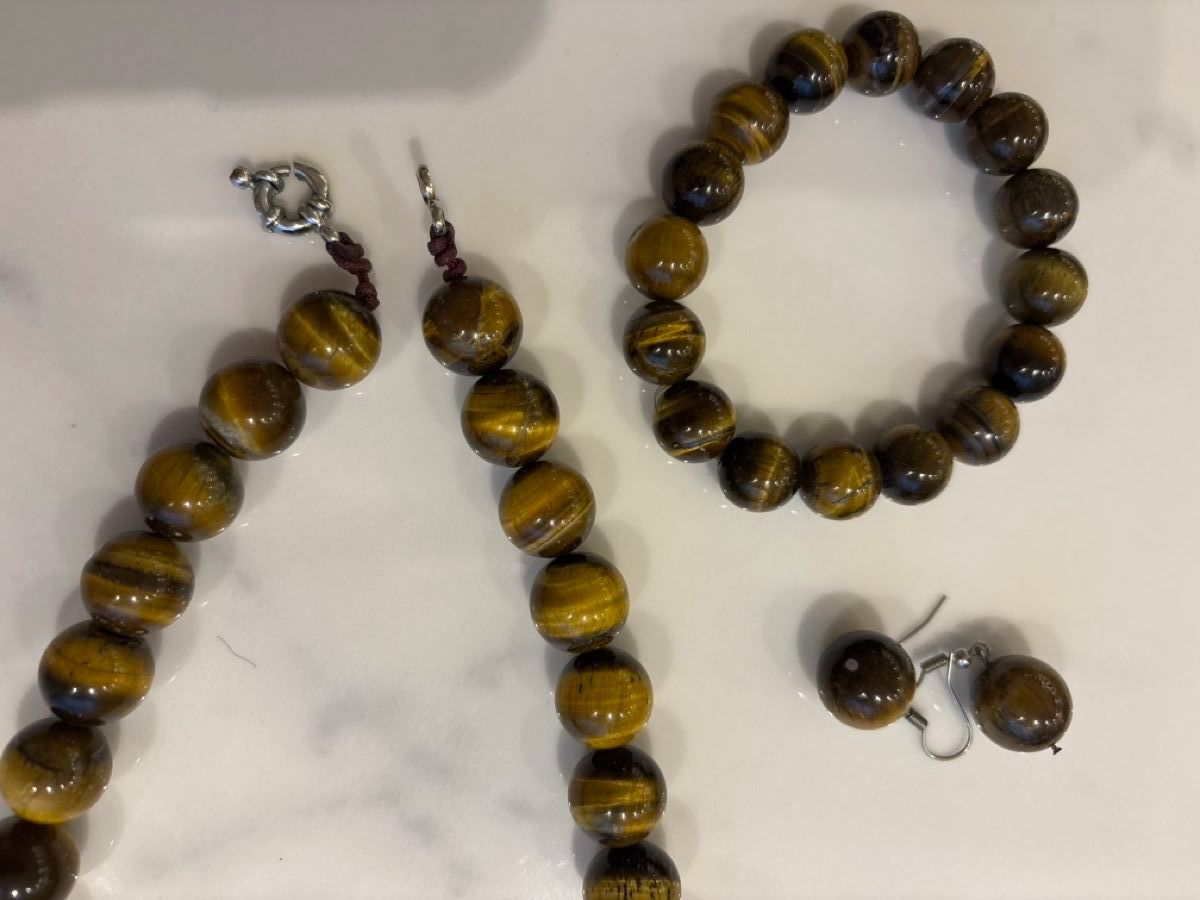Altri gioielli: Ensemble de bijoux oeil de tigre, collier, bracelet,boucles. – Nuovo (secondo la descrizione) da Chêne-Bougeries venduto da Luke17