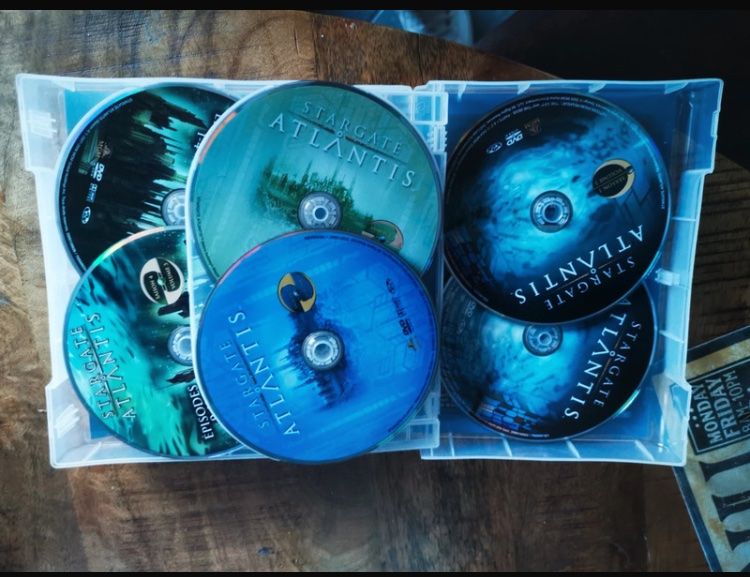 Tutti i DVDs: Stargate Atlantis - L'intégrale des 5 saisons DVD – Usato da Bassecourt venduto da CALUMET-X 2