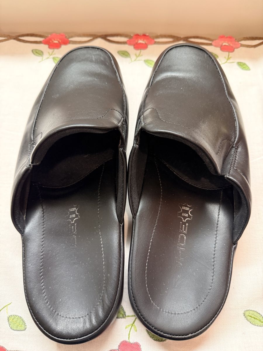 Chaussures hommes: Men's Leather Slippers Black Size 44 Used Condition – D'occasion à Winterthur par CleanUp 1