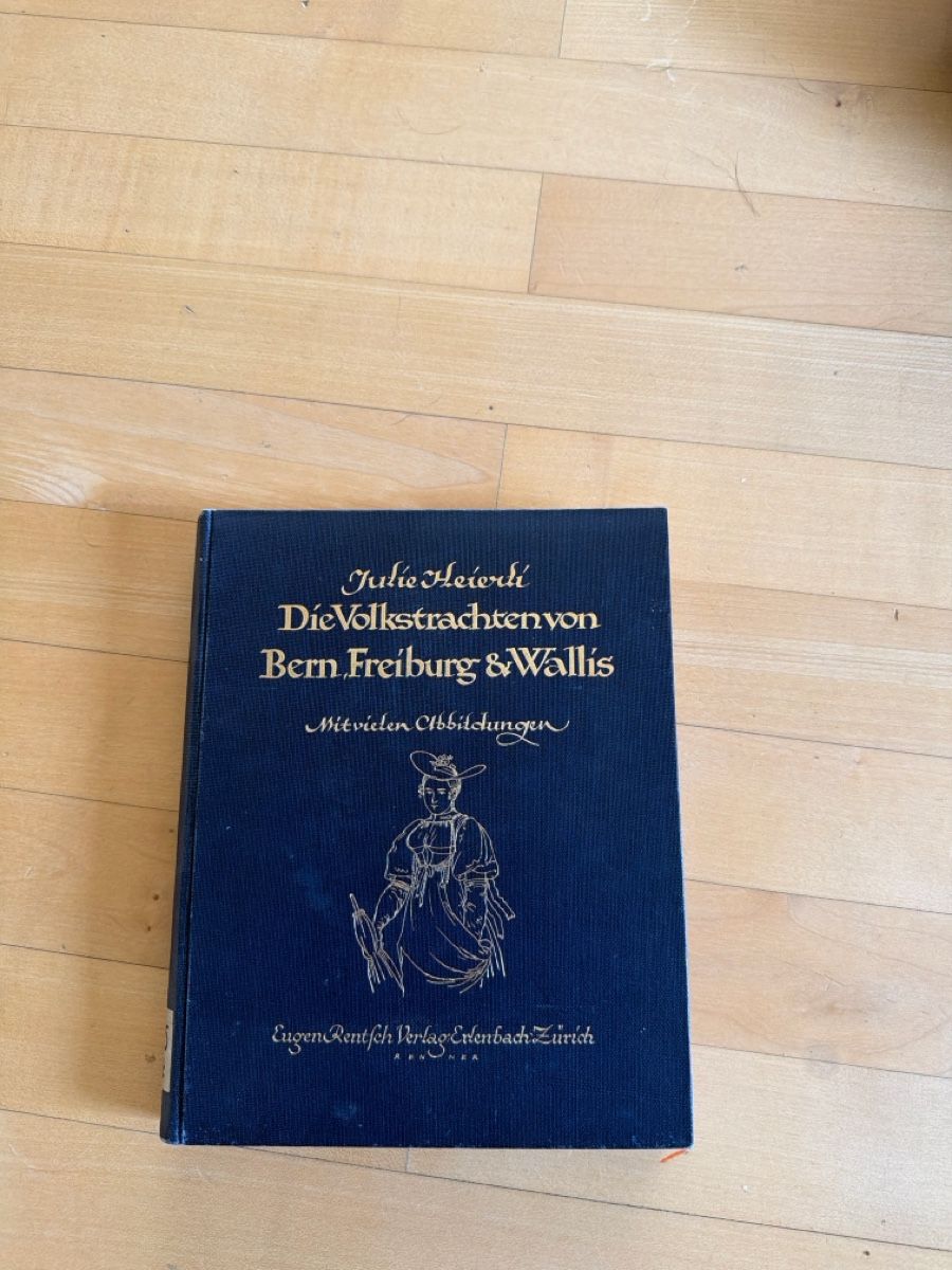 Livres: Trachtenbücher von Julie Heierle – D'occasion à Oeschgen par ann_8b99 1