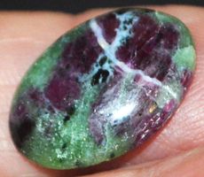 Cabochon L-9069 – Rubin Zoisit oval ca. 18x13mm