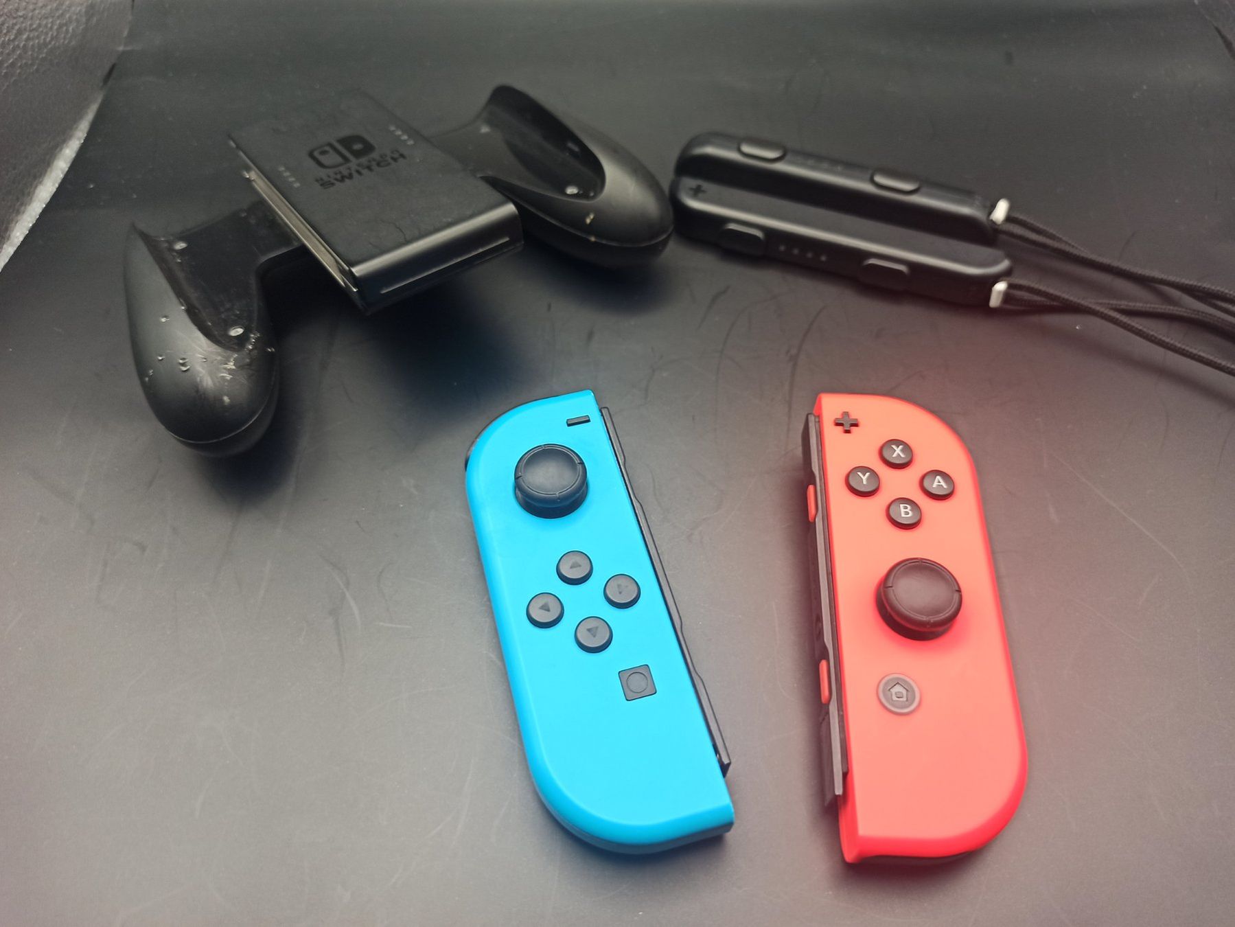 Nintendo Controller: Original Nintendo Switch Joy-Con Set (Neon-Rot/Blau) + Grip – Gebraucht aus Oberweningen von mar_87mx 3