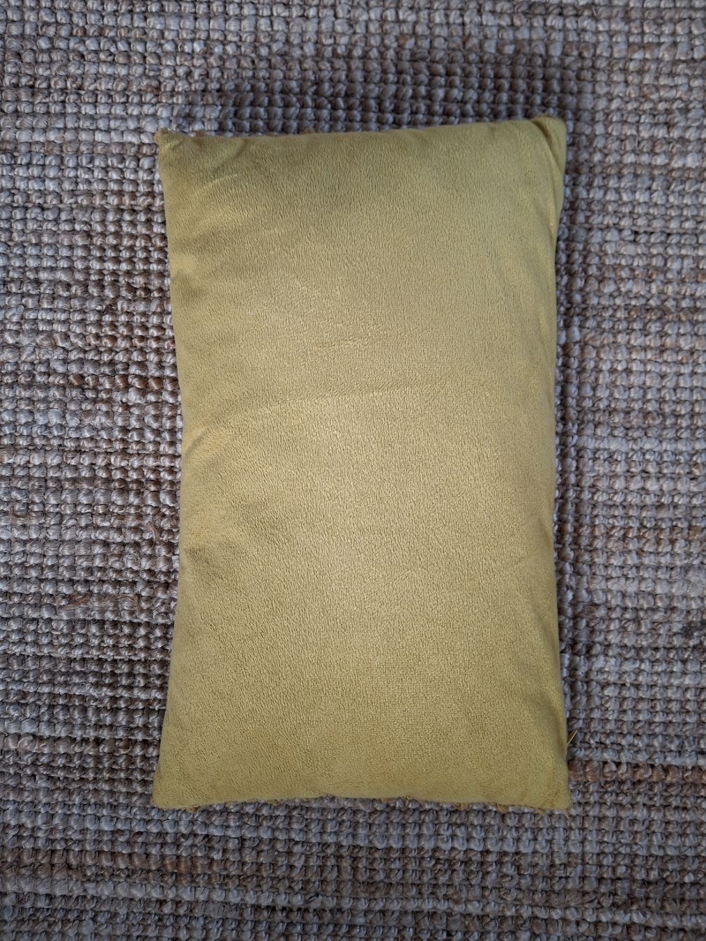 Kissen: Coussin jaune effet velours avec franges  – Gebraucht aus Lausanne von Cognitia 2