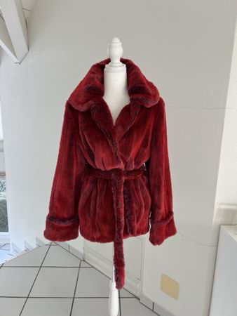 Rote Madeleine Winterjacke in Pelzoptik, Grösse 38 ❤️
