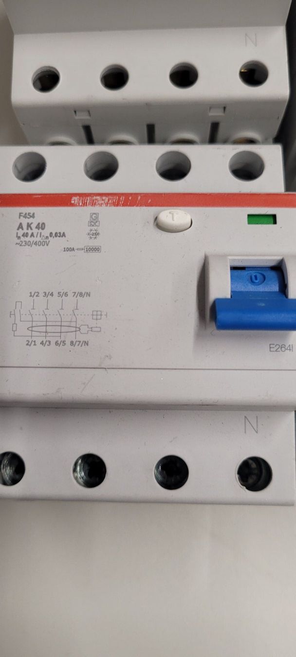 ABB Interruttori: 4 Polige FI 40 u. 25 A 30mA – Usato da Adlikon b.Regensdf venduto da fatbob50 3