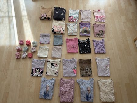 34- teiliges Mädchen Kleiderpaket in Gr. 122/128