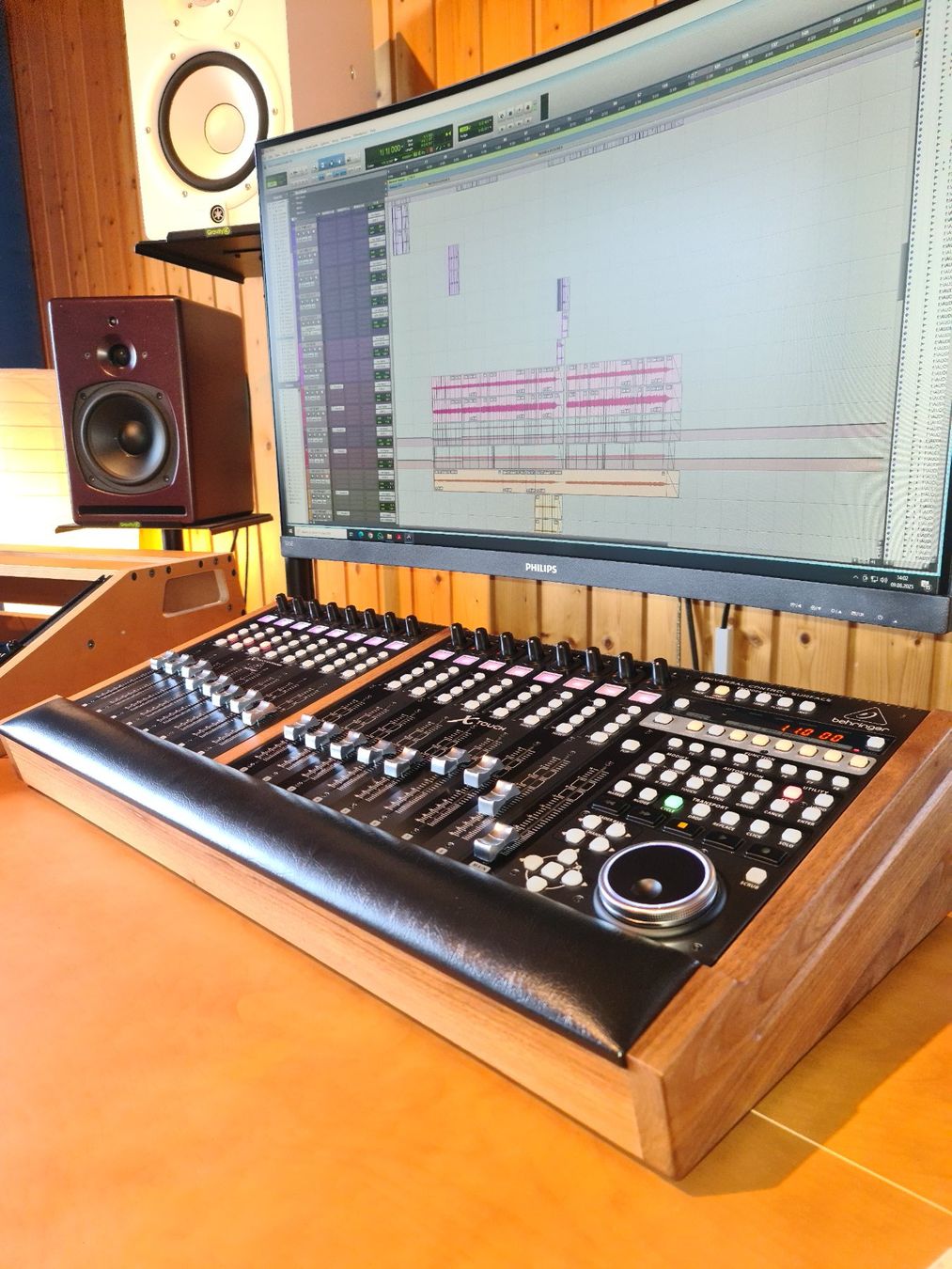 Behringer Mischpulte: Behringer X-Touch + Extender In Custom LUX Walnut Casing – Gebraucht aus Farvagny-le-Petit von dru_w5b6