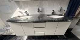 Doppelwaschtisch mit Granitabdeckung und Unterschrank