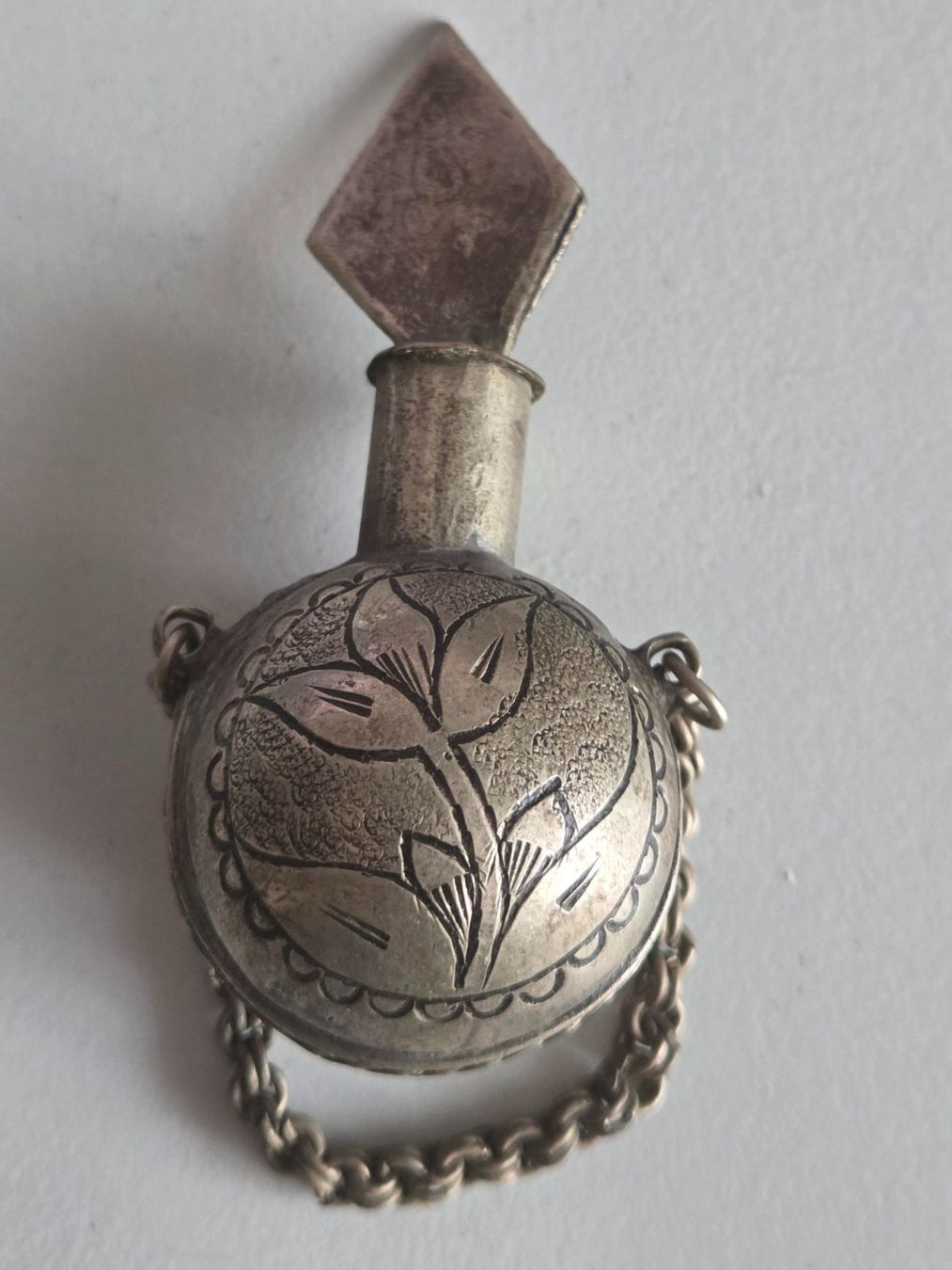 Flacons: Kleines Berber- oder Parfum Fläschchen mit Kette – D'occasion à Luzern par Kartenansicht 1