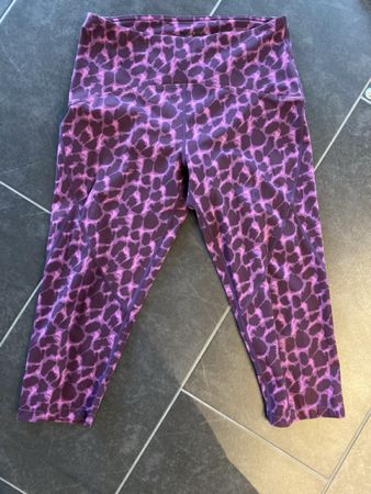Migros Sport 3/4 Leggings, Lila Muster, Gr. M