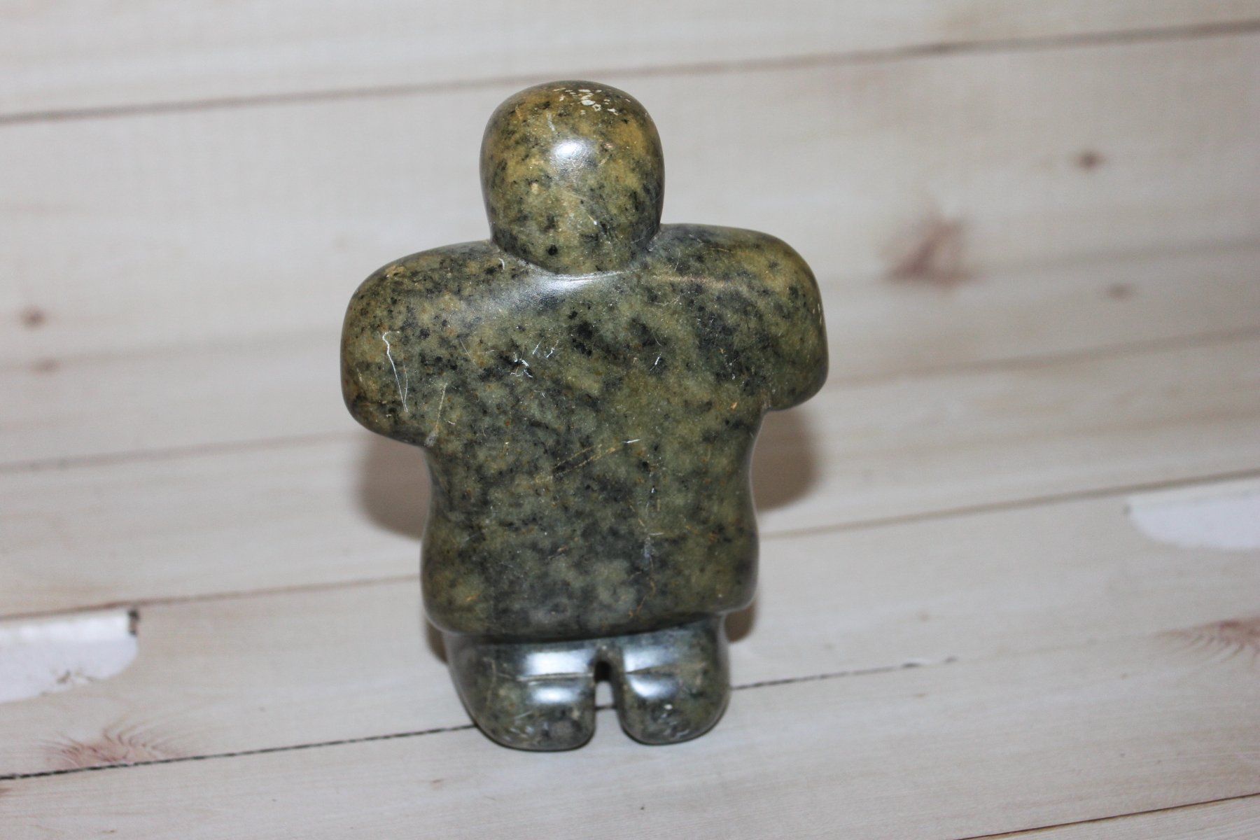 Sculture & Statue: Geschnitzte Figur kniender Mann Speckstein? 12 cm – Usato da Kaden venduto da Buchantiquariat 1