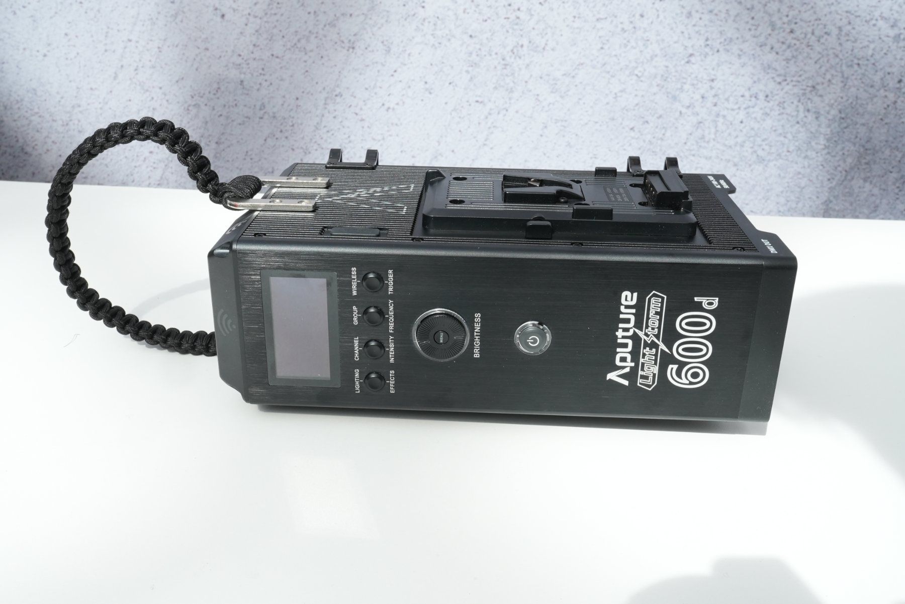 Aputure Lampade: Aputure LS 600D Pro V-Mount Profi Video LED-Leuchte 600W – Usato da Luzern venduto da PMPHOTOMEDIA 7