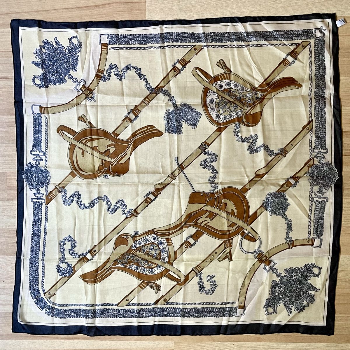 Foulard & Sciarpe: Carré de soie vintage thème équestre  – Nuovo (secondo la descrizione) da Vuisternens-devant-Romont venduto da ribouldog 3