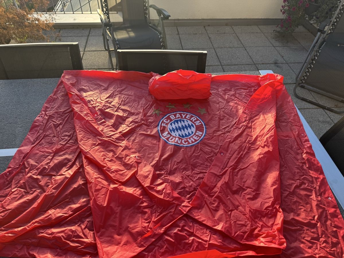 Giacche: FC Bayern Regenschutz  – Usato da Triesenberg venduto da Ratnam03