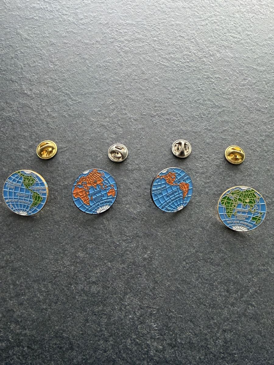 Placchette & Badge: 4 Weltkugelpins mit Nummern – Usato da Seewen SZ venduto da Missholdi 1