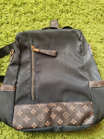 Rucksack schwarz mit braunen Details, Masse ca 30x30 cm
