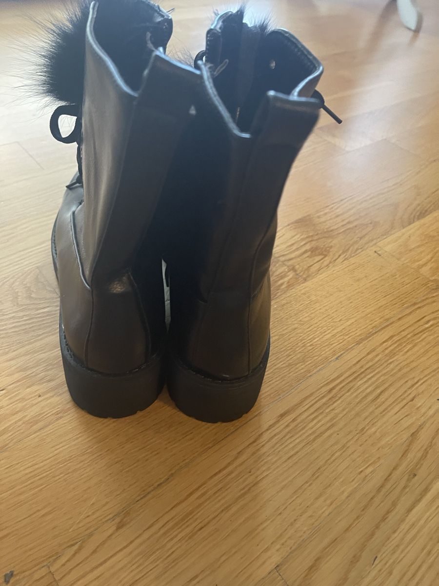 Damenschuhe: Schwarze Winterstiefel Gr. 38 mit echten Fellbommel – Gebraucht aus Rüschlikon von leo_mwz2 2