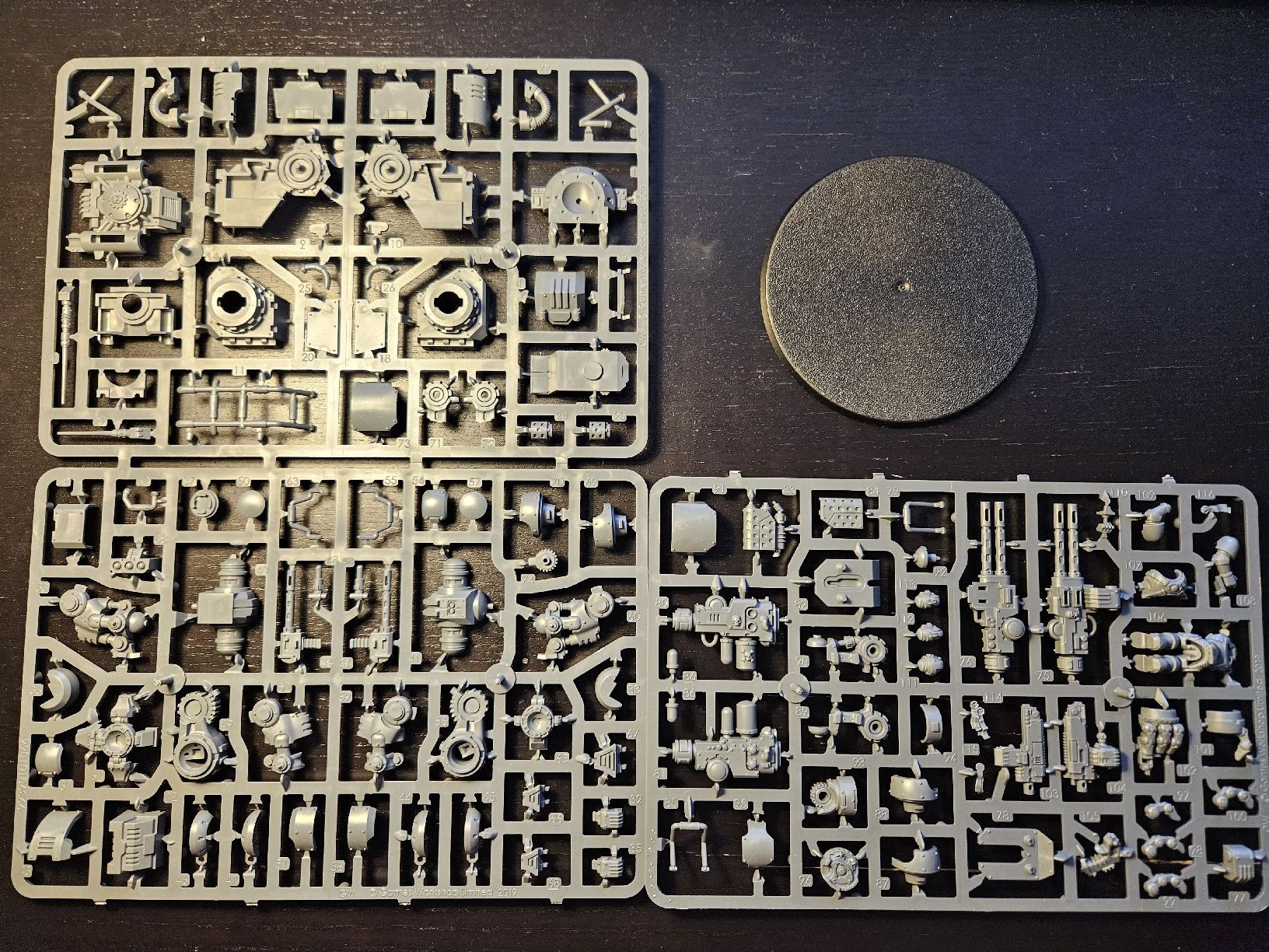 Modellbausätze & Standmodelle: Warhammer 40K - Invictor Tactical Warsuit – Neu (gemäss Beschreibung) aus Genève von lec_2k2j