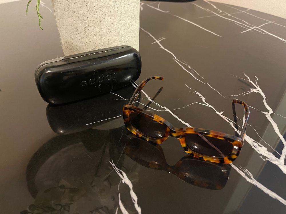 Lunettes de soleil fabuleusement funky et étui en cuir