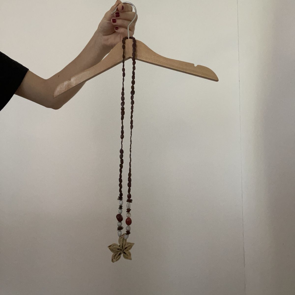 Catenine: Halskette mit Holzblume  – Usato da Baden venduto da Julikoo 1