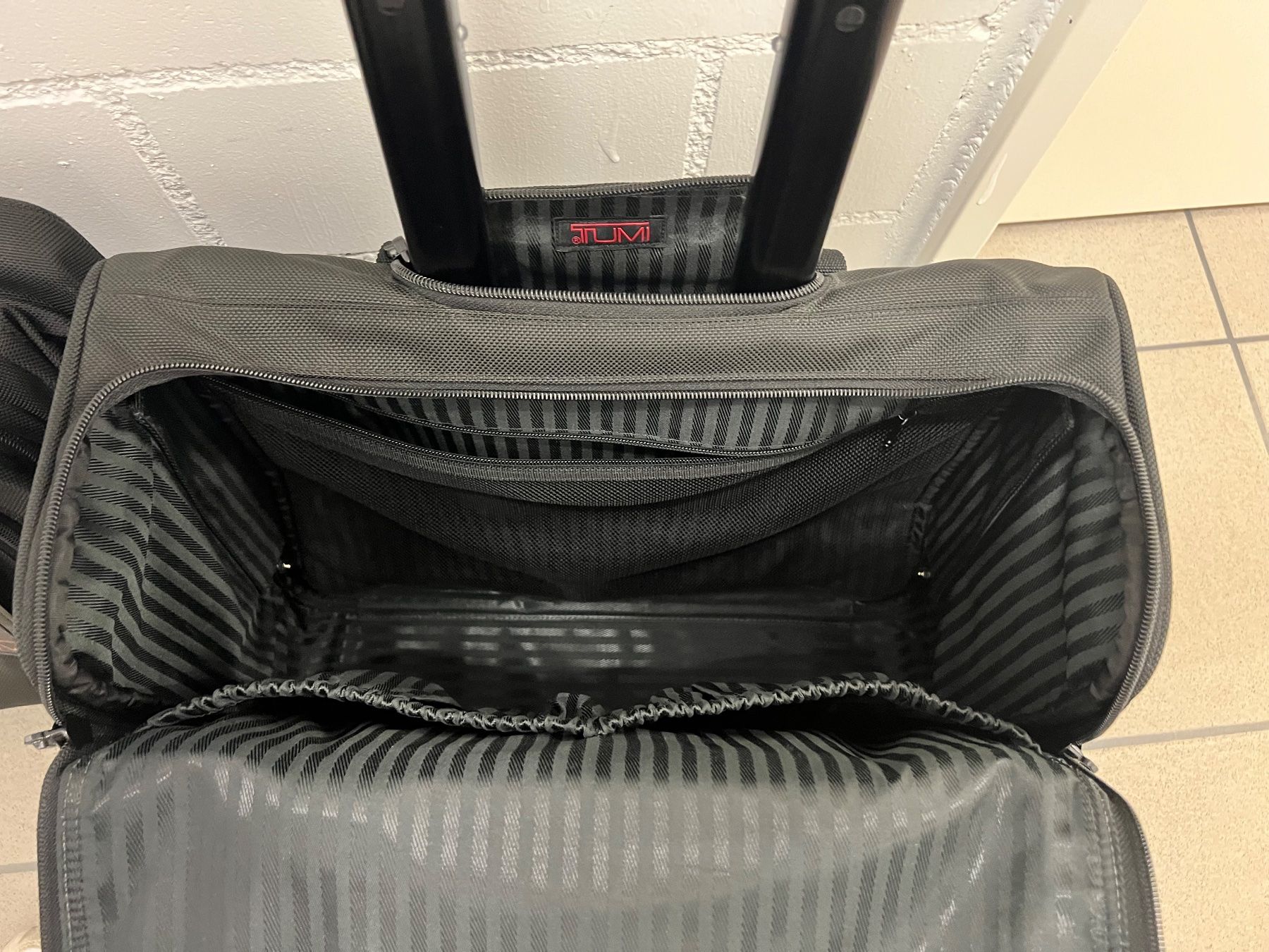 Altro in Aeronautica: TUMI Deluxe Alpha Rolling Business Case X 2 – Usato da Rüschlikon venduto da smi_z9qy