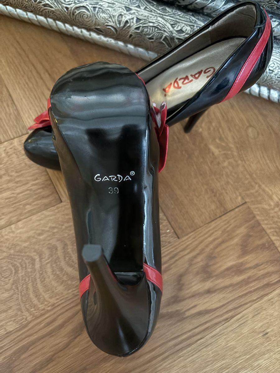Scarpe da donna: schwarze High hells Lack, mit roter Schlaufe Grösse 39 – Nuovo (secondo la descrizione) da Thun venduto da Sandra7569 2