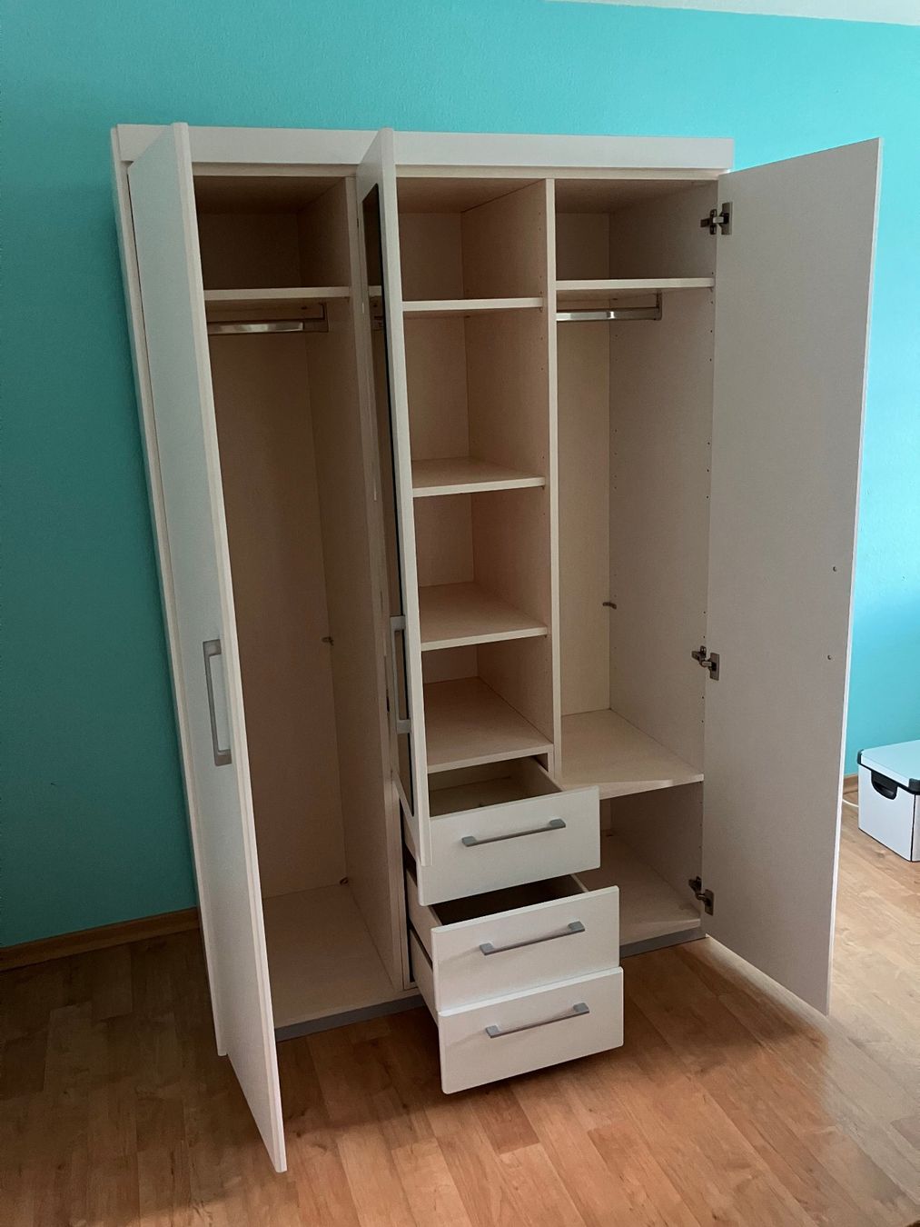 Armoires: Kleiderschrank mit Spiegel – D'occasion à Illnau par eri_sm8k 2