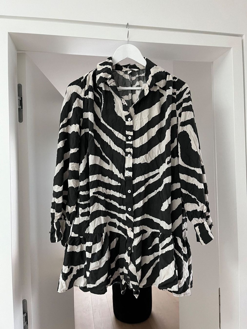 H&M Vestiti: Luftige kurzes Kleid in Zebra Optik – Usato da Uitikon Waldegg venduto da YRH