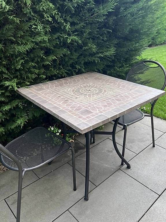 Set de table et chaises: Schickes Bistro-Set für Balkon oder Terrasse  – D'occasion à Ottikon par nvn_s9vn