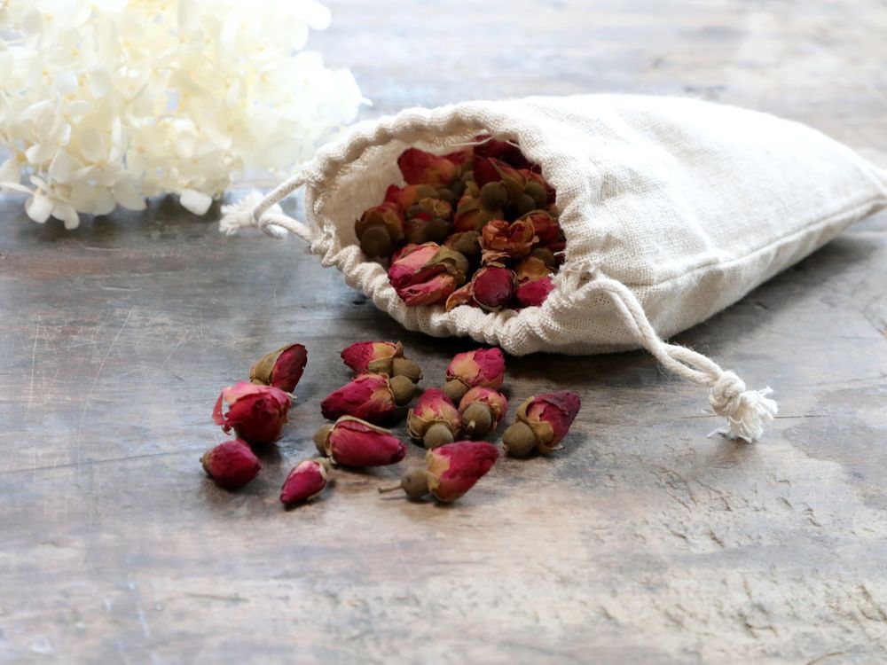 Getrocknete Rosen, Potpourri 50 g in einer Leinentasche (Neu und ...
