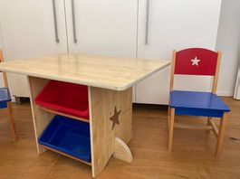 Kindertisch mit 2 Stühlen und 2 Aufbewahrungsboxen