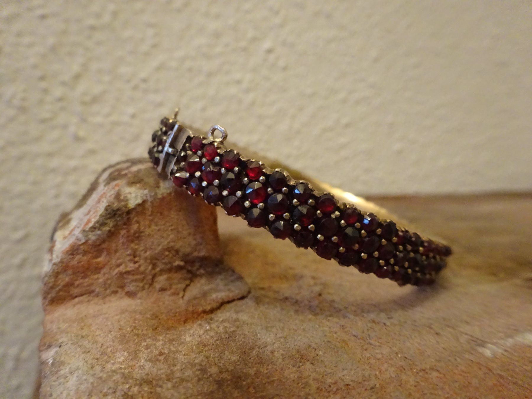 Bracciali & Braccialetti: Antiker Armreif Granat / Mineralien – Usato da Esslingen venduto da FetteSchnecke
