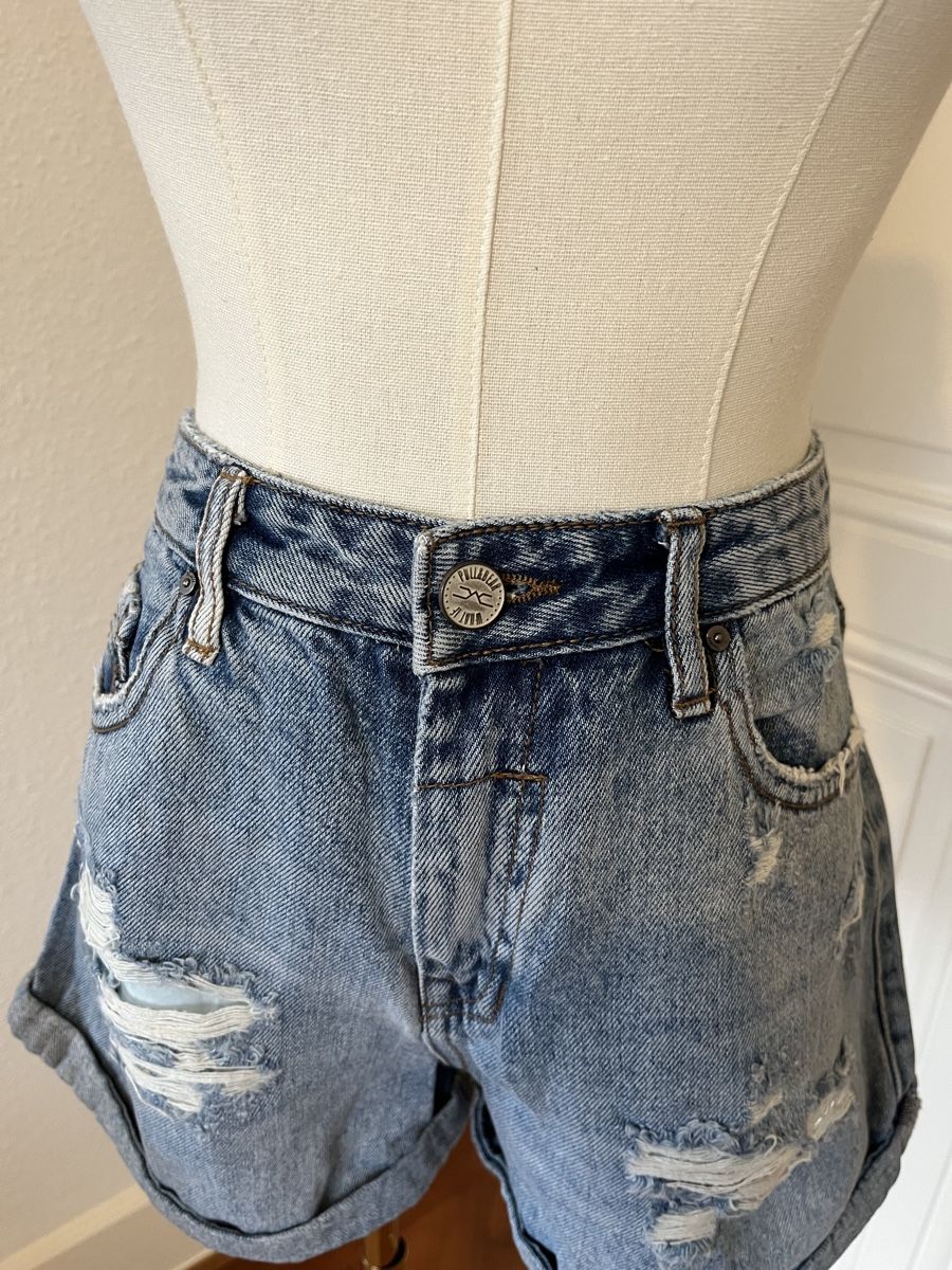 Pull&Bear Pantalons: Pull&Bear distressed denim shorts, size 38, summer looked – D'occasion à Mies par Nib2011 2