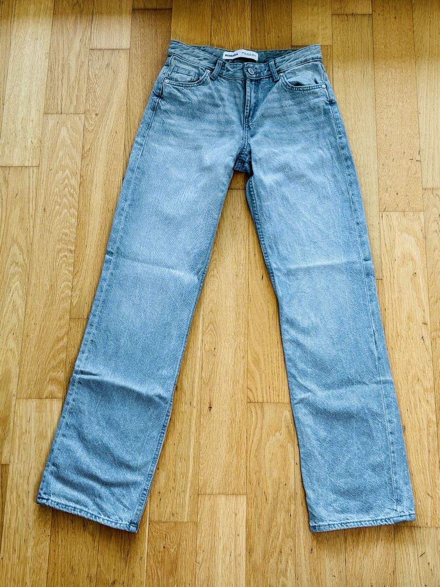 Bershka Jeans: Bershka Jeans Hellgrau, Gr. 32 – Nuovo (secondo la descrizione) da Fehraltorf venduto da nolram75