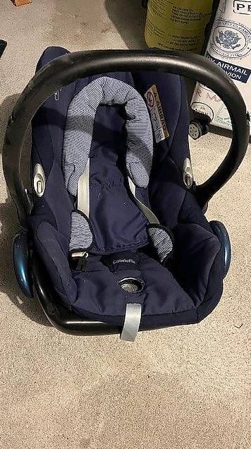 Maxi-Cosi Seggiolini per auto: Maxi Cosi mit Isofix Station – Usato da Aarberg venduto da jud_xq7y 2