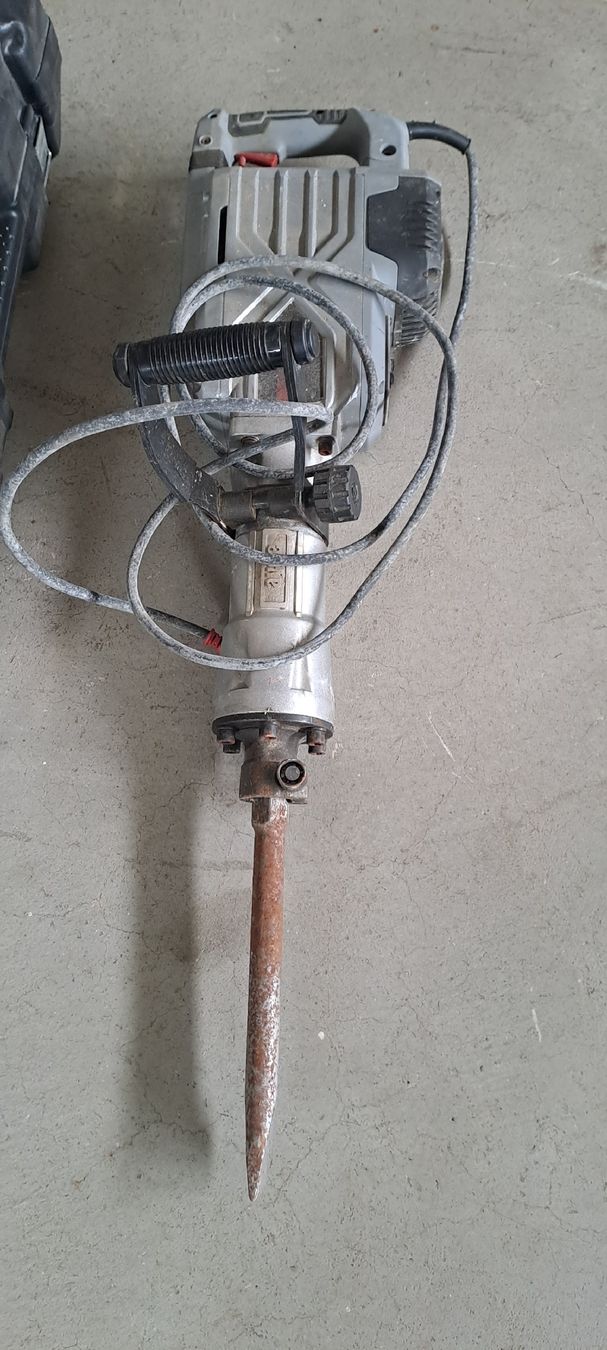 Tutti gli attrezzi: Abbruchhammer AYCE 2200W mit Koffer – Usato da Buttikon SZ venduto da Bavegna99 2