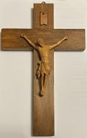 Croix murale avec Christ sculpté en bois. 25 cm.