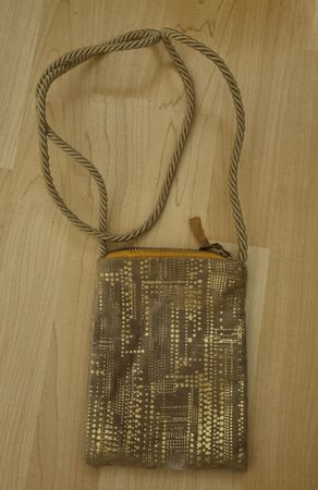 Kleine umhägetasche braun gold gemustert