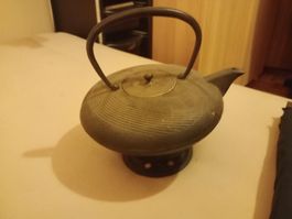 Japanische Teekanne aus Gusseisen mit Untersetzer gestempelt